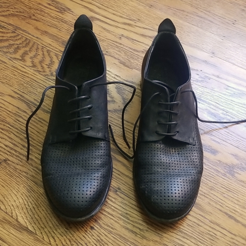 black Italian leather oxford shoes small size 41, worn 3 times. leather soles.